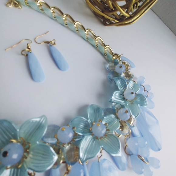 Acrylic Statement Chunky Flower Necklace Set - Picture 3 of 4